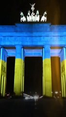 معالم عواصم أوروبا تكتسي بألوان علم أوكرانيا تضامنا معها