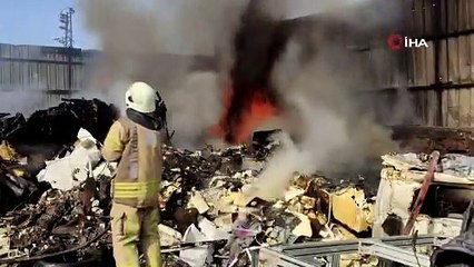 Sultangazi'de hurda deposunda yangın paniği