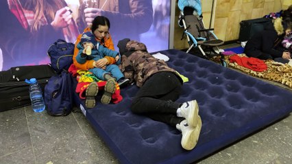 Cerco sobre Kiev | Sentimientos a flor de piel entre la población refugiada en el metro