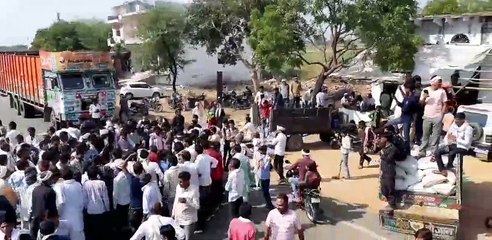 मंडी में सरसों के दाम गिरे, भड़के किसानों ने किया हाइवे जाम