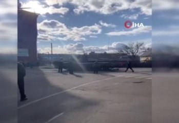 Ukrayna halkı, Rus tanklarını engellemeye çalıştı