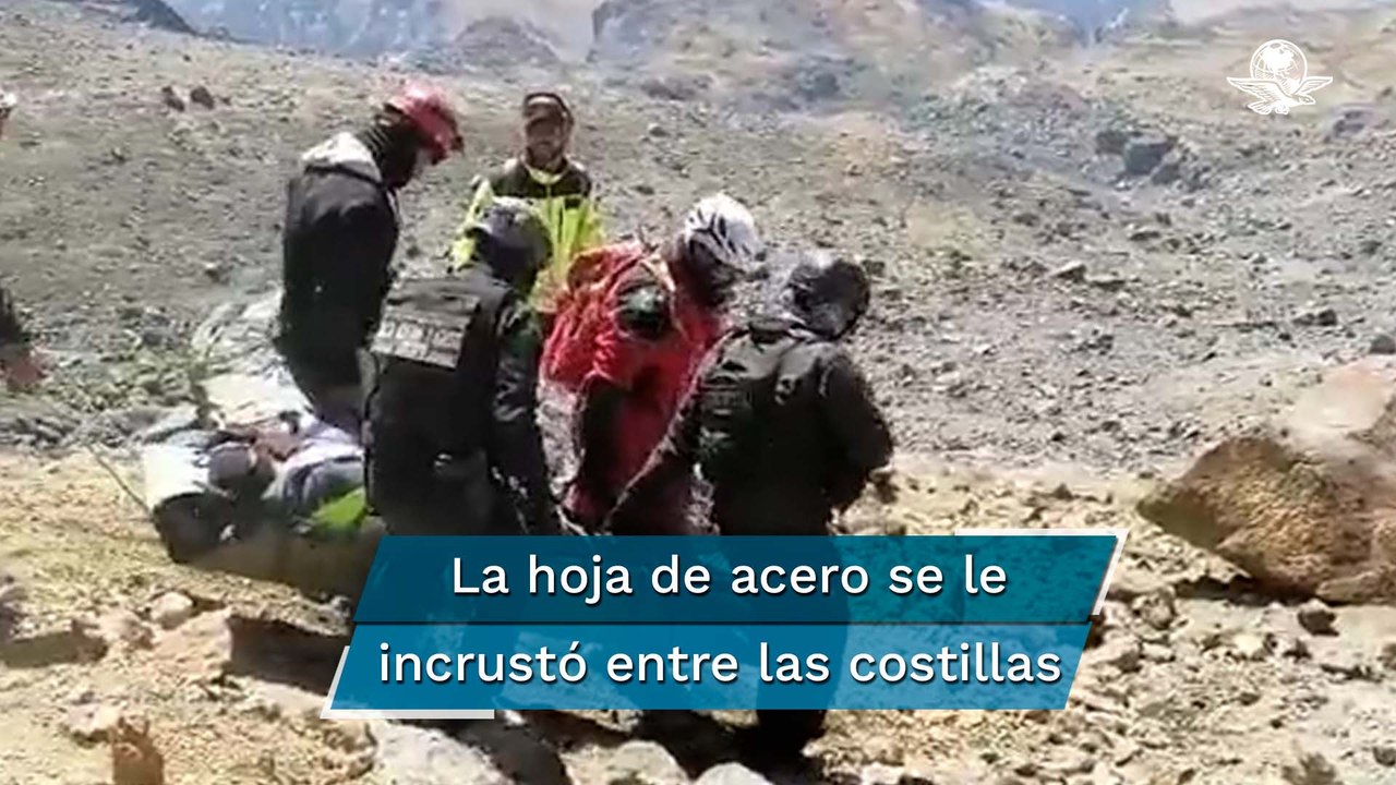 Alpinista tropieza en el volcán Iztaccíhuatl y se clava su piolet