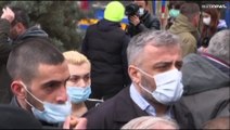 شاهد: العشرات من المتطوعين الجورجيين يصطفون أمام سفارة كييف في تبليسي للانضمام للقتال في أوكرانيا