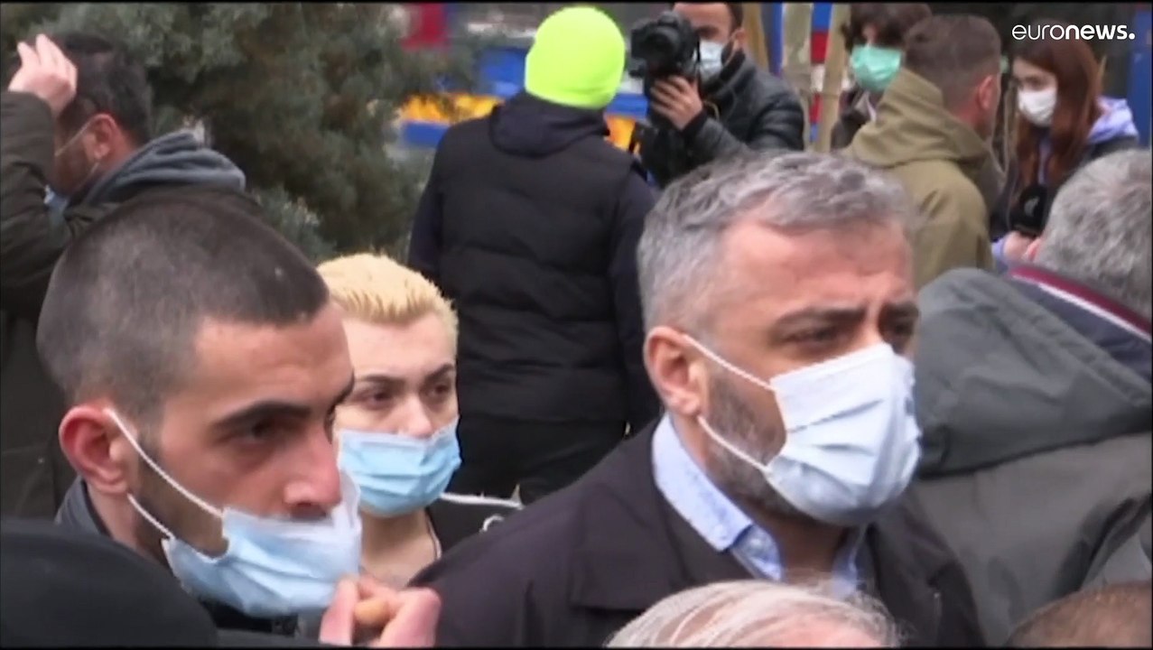 شاهد: العشرات من المتطوعين الجورجيين يصطفون أمام سفارة كييف في تبليسي للانضمام للقتال في أوكرانيا