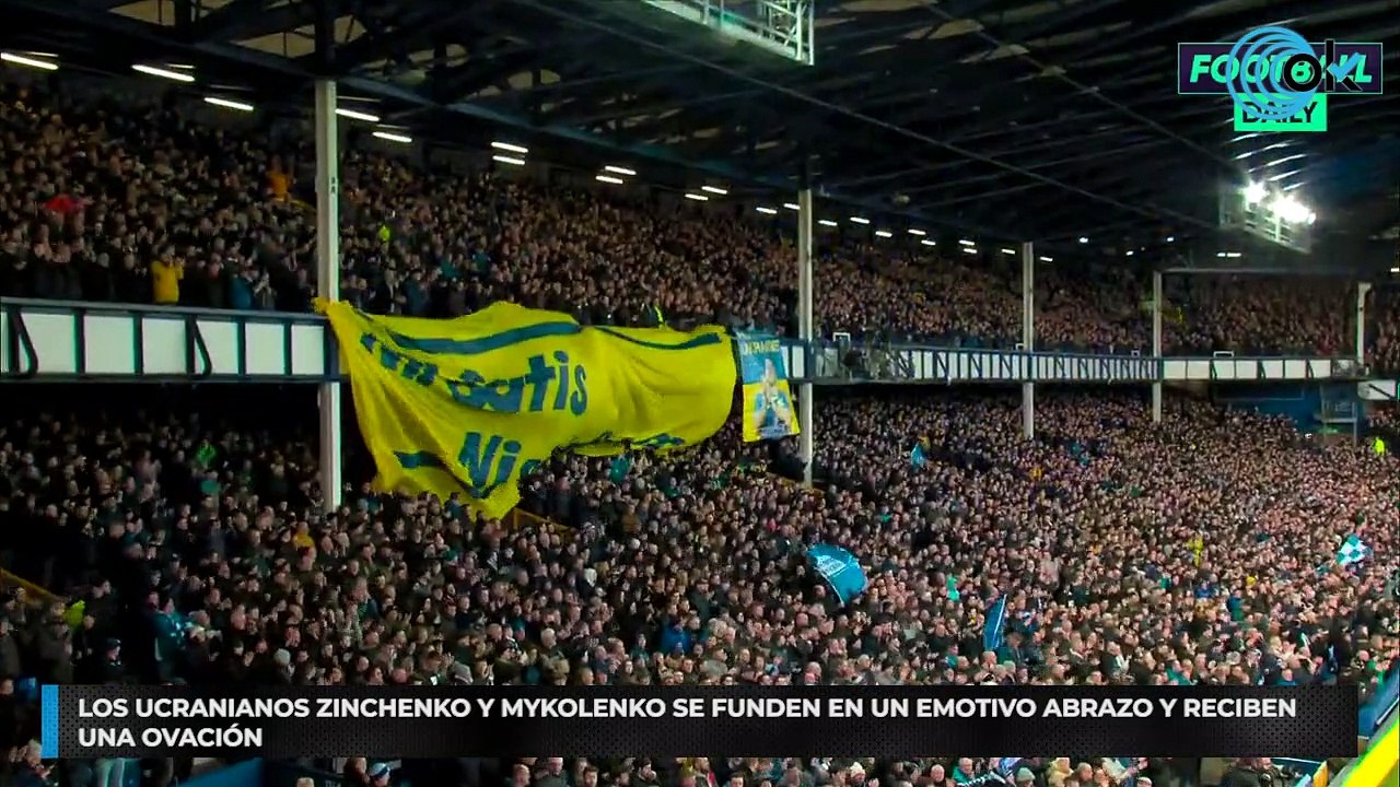 Los ucranianos Zinchenko y Mykolenko se funden en un emotivo abrazo y reciben una ovación