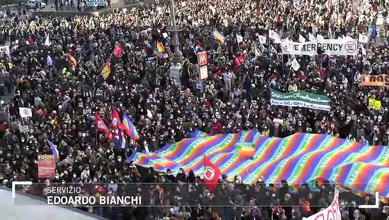 In migliaia in piazza a Milano contro la guerra in Ucraina. E in Duomo viene intonata Imagine