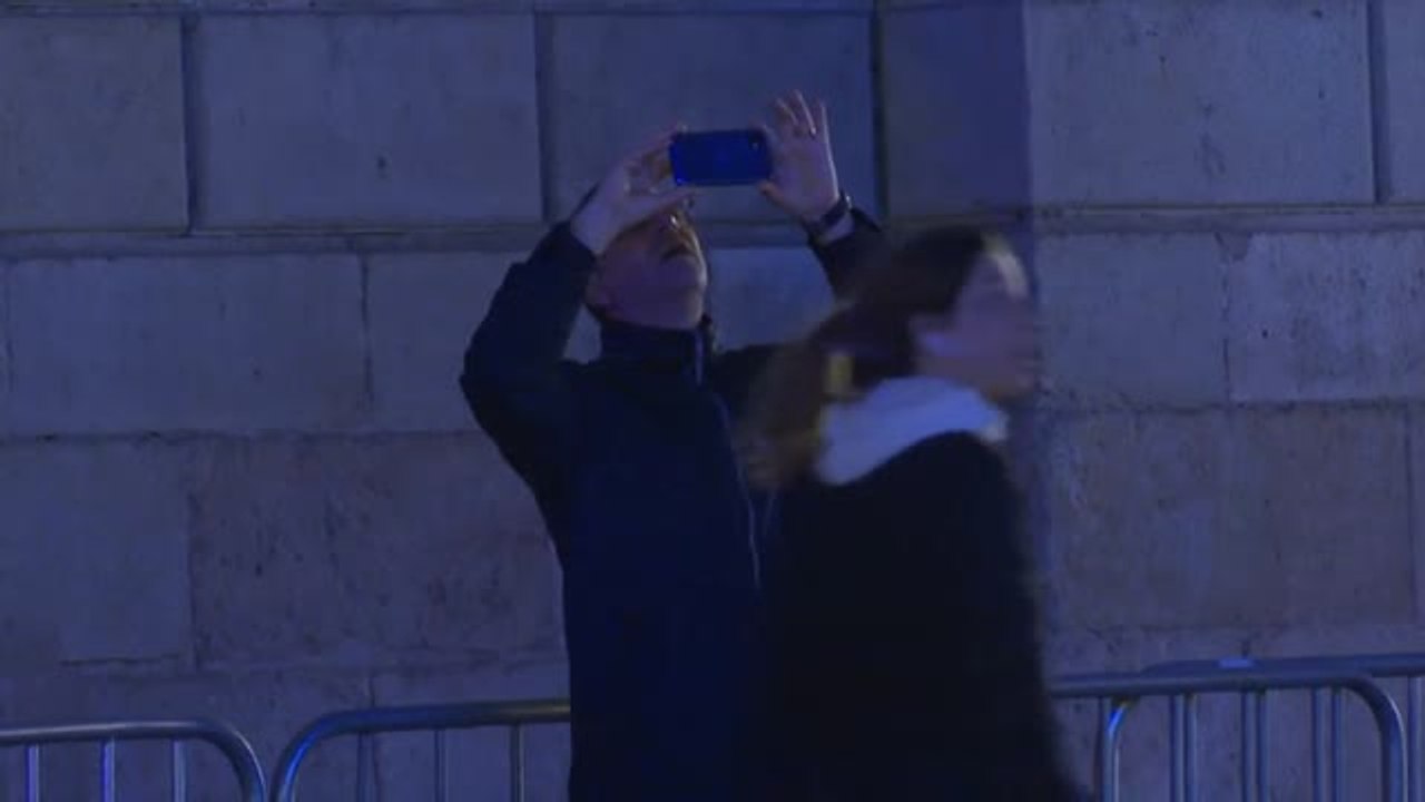 Edificios emblemáticos españoles 'se visten' con la bandera de Ucrania