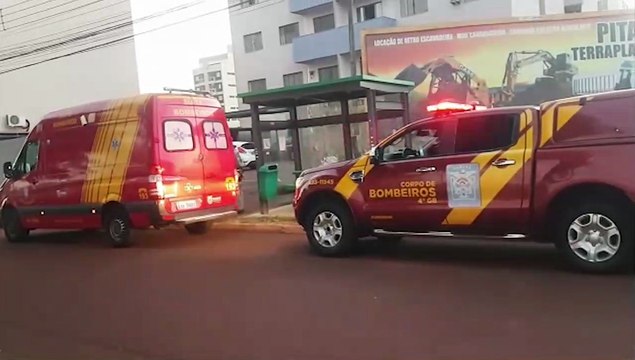 Corpo de Bombeiros e Samu prestam atendimentos a jovem que ameaçava se jogar de prédio