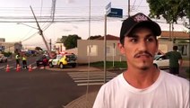 Carro colide em poste, que fica 