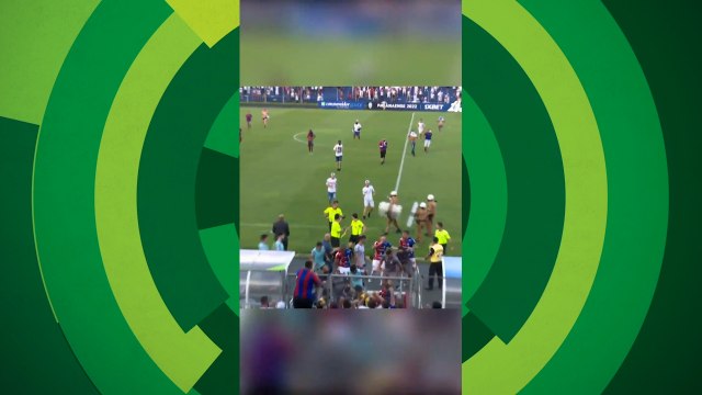 Torcedores do Paraná invadem campo e tentam agredir jogadores após rebaixamento no Paranaense
