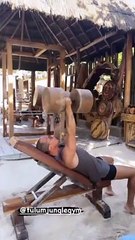 ERIK RUBÍN HACE EJERCICIO EN TULUM CON SUPER PESAS