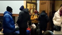 لاجئون في مدينة لفيف الأوكرانية ينتظرون القطارات المتجهة إلى بولندا