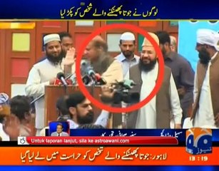 Pelajar baling kasut ke arah bekas perdana menteri Pakistan