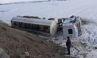 Asker kontrolden çıkan yakıt tankerinin altında kalmaktan son anda kurtuldu