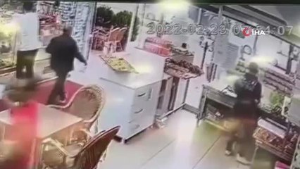 Son dakika: Uykuya dalan arkadaşının telefonunu çalan şahıs kamerada