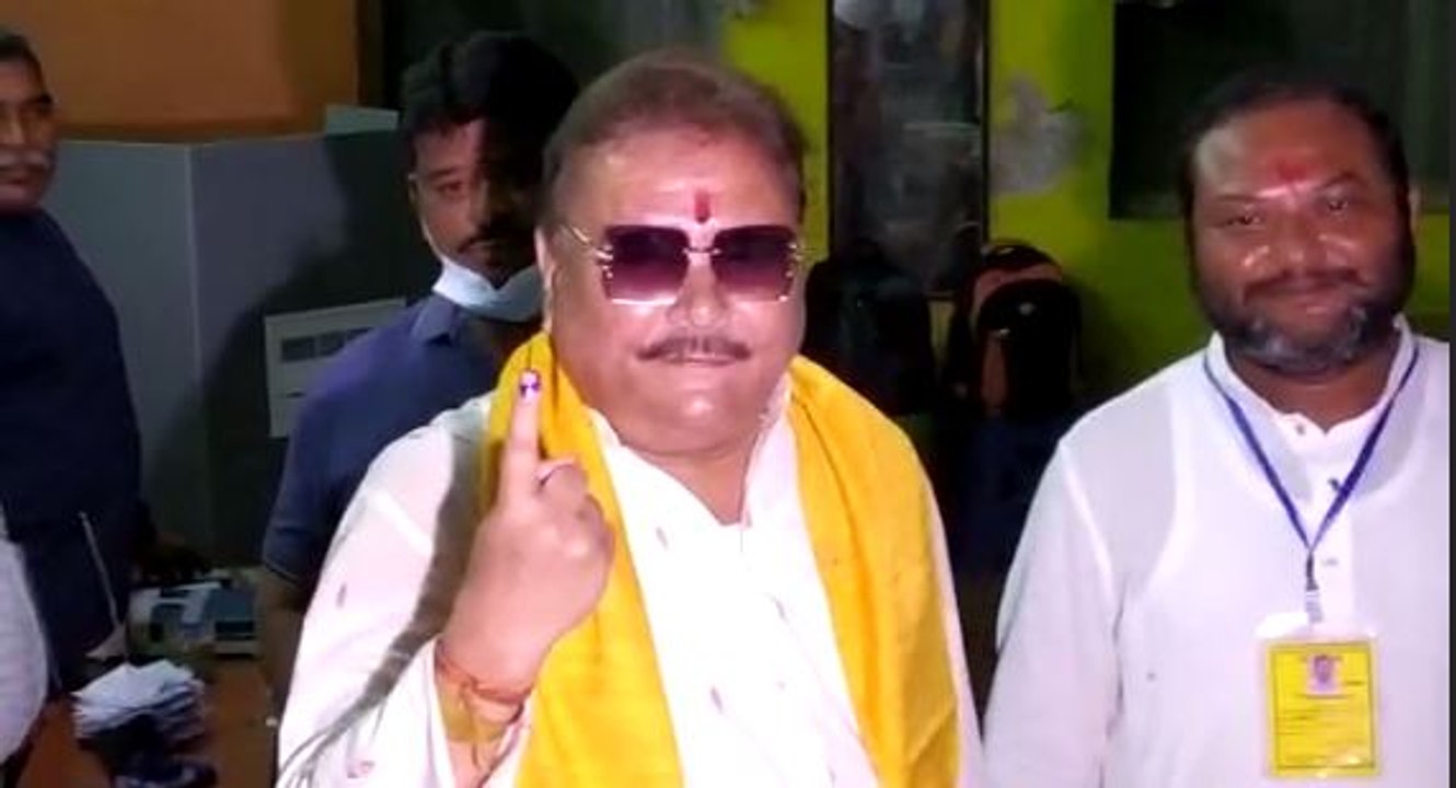 দক্ষিণেশ্বরে পুজো দিয়ে হীরালাল কলেজে ভোট দিলেন...