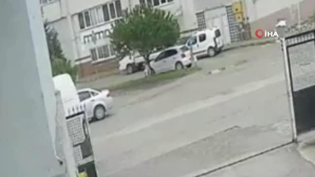 Panelvan aracın el frenini çekmeyi unuttu, başka bir araca çarparak durabildi