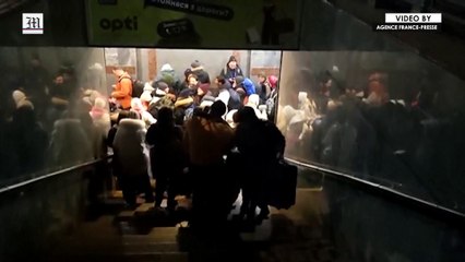 Ukraine: Thousands throng train station in early morning bid to flee