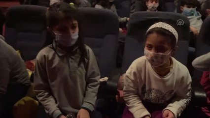 İzmirli iş kadını dezavantajlı bölgelerde yaşayan çocukları tiyatroyla tanıştırıyor