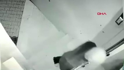 BEYLİKDÜZÜ'NDE HIRSIZLAR GİRDİKLERİ DAİREDE BULDUKLARI NE VARSA GÖTÜRDÜLER