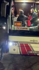 Un segundo convoy con ciudadanos españoles y la embajadora en Ucrania cruza la frontera con Polonia