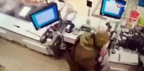 Ukrayna'da market yağmalayan Rus askerleri kamerada