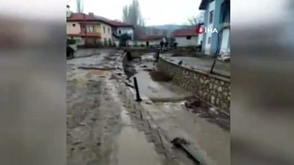 Gölet taştı, köydeki evleri su bastı