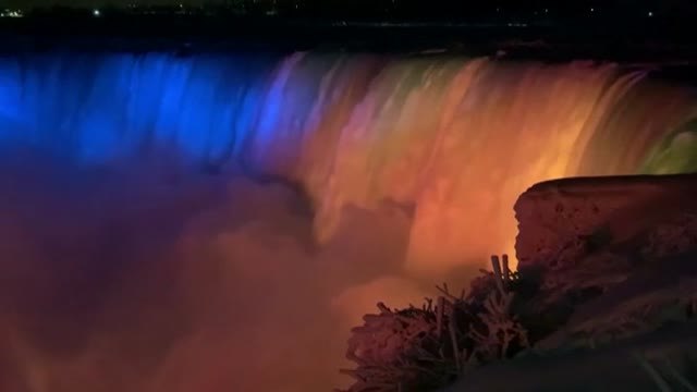 Las cataratas del Niágara se iluminan de azul y amarillo en solidaridad con Ucrania