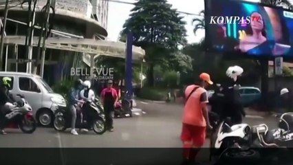 Video herunterladen: Diduga Terobos Lampu Merah, Pengendara Motor Tabrak Anggota Patwal