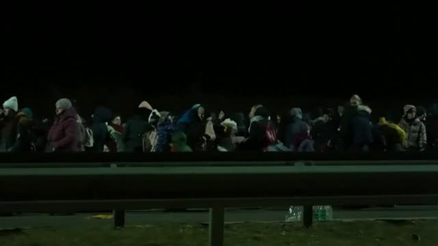 Largas colas de refugiados ucranianos en la frontera para entrar en Polonia