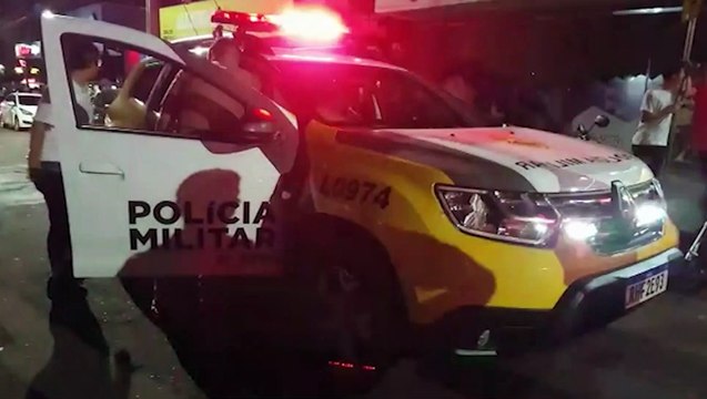 Após confusão nas baladas da Rua Paraná, jovem é alvo de facadas e precisa ser socorrido