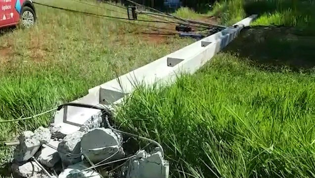 Após queda de postes, fluxo de veículos é liberado na Rua Indira Gandhi