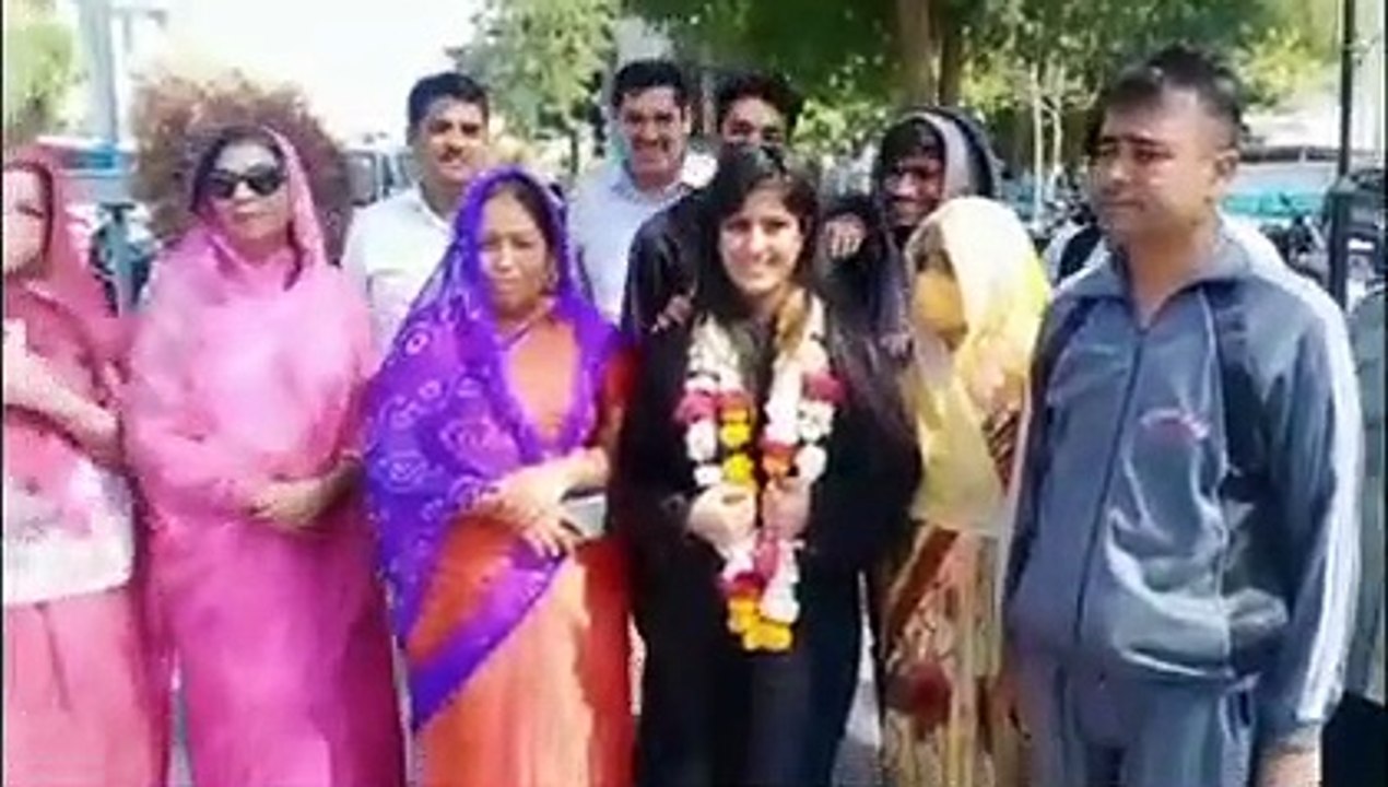 Ukraine के यूजोरोड शहर की Medical University में पढ़ने वाली दीपिका सहित प्रदेश के बीस विद्याथी पहुंचे India... दीपिका की जुबानी वहां के हालात जानने के लिए देखें वीडियो...