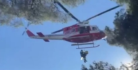 Download Video: San Bartolomeo al Mare (IM) - Cade dalla bici e si frattura clavicola, soccorso in elicottero dai Vigili del Fuoco (27.02.22)