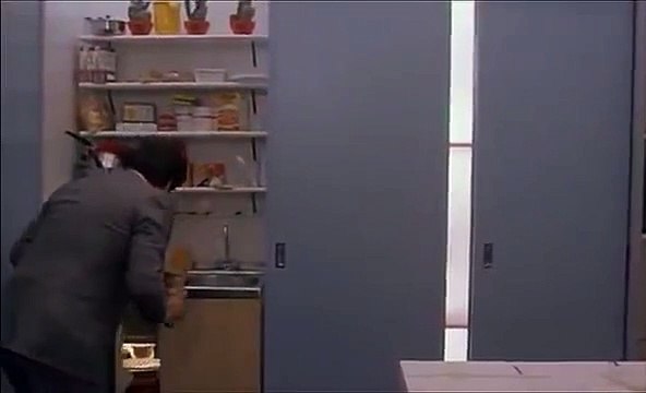Renato Pozzetto scene migliori e divertenti dal film Il ragazzo di campagna , scena nel mini appartamento a milano tac taac