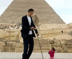 Lelaki tertinggi dan wanita terpendek di dunia bertemu di Mesir