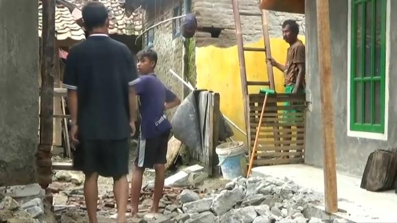 Indonesia quake shakes Java, some injuries, buildings damaged