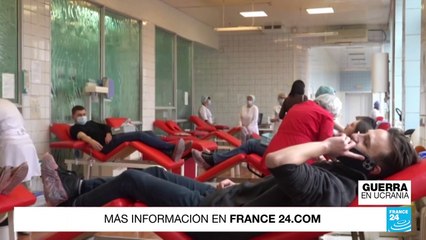 Habitantes de Dnipro, Ucrania, hacen largas filas cada día para donar sangre
