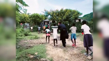 Alba Díaz se entrega con los niños de Kenia durante su voluntariado