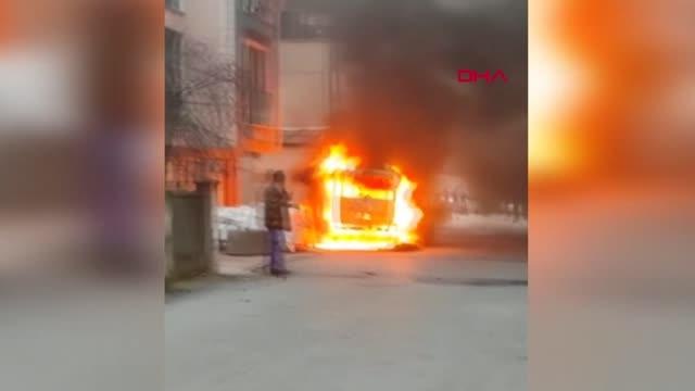 PENDİK'TE SÜRÜCÜSÜNÜN TAMİR ETMEYE ÇALIŞTIĞI ARAÇ ALEV ALEV YANDI