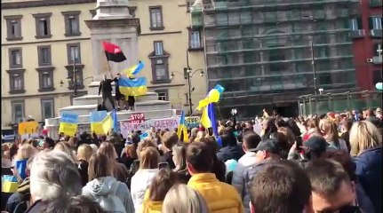 Napoli, canti e bandiere in piazza Dante