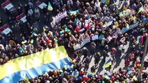 Guerra in Ucraina, migliaia in piazza Napoli per chiedere la pace: canti e preghiere