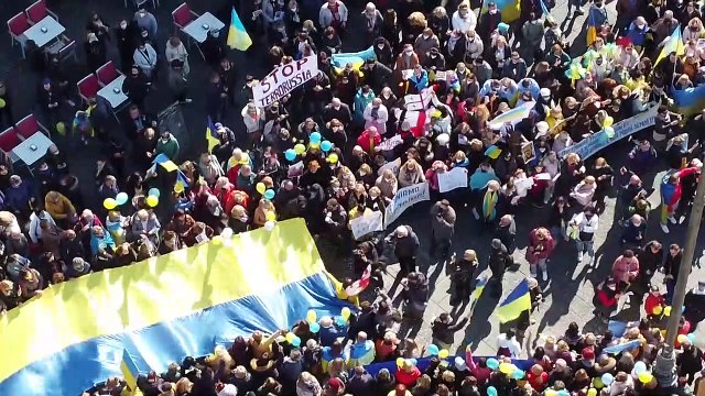 Guerra in Ucraina, migliaia in piazza Napoli per chiedere la pace: canti e preghiere