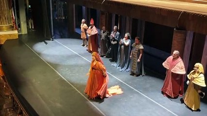 Napoli, Russia e Ucraina si abbracciano sul palco del Teatro San Carlo, il pubblico grida "pace"