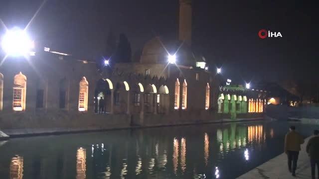 Miraç Kandili'nde eller barış için semaya kalktı