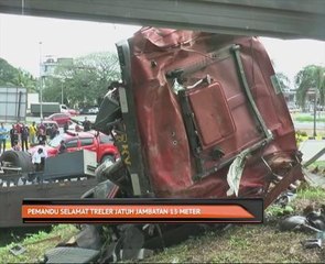 Pemandu selamat treler jatuh jambatan 13 meter