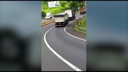 Lamentável: Veja o momento que caminhoneiro "joga" motorista para fora da pista e causa acidente
