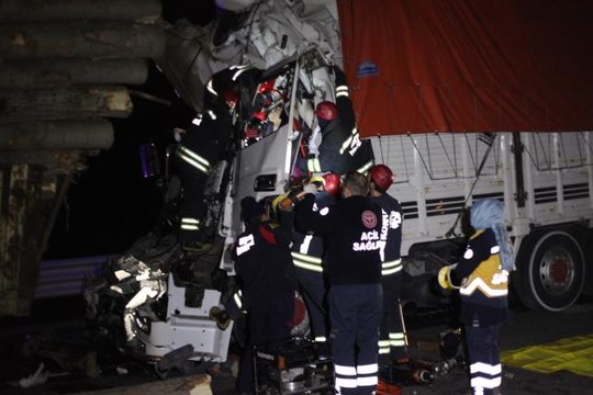 Kamyon tomruk yüklü kamyona arkadan çarptı: 1 ölü, 1 yaralı