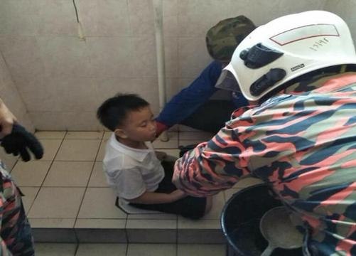 Kaki murid prasekolah tersangkut di lubang tandas sekolah