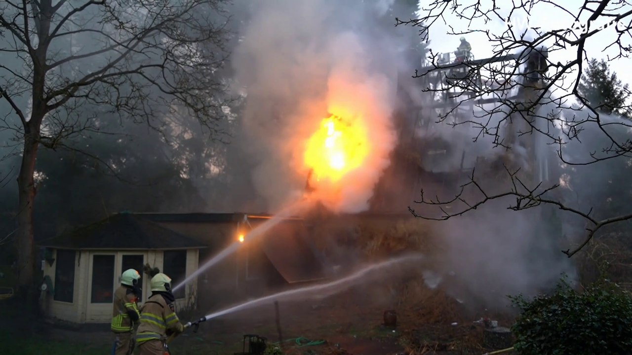 Grote brand verwoest rietgedekte woning in Zwolle